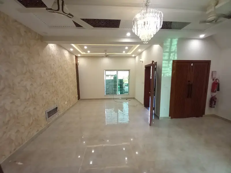 btl 6.25 Marla Almost Brand New Luxury House For Sale In Sector D Bahria Town Lahore.